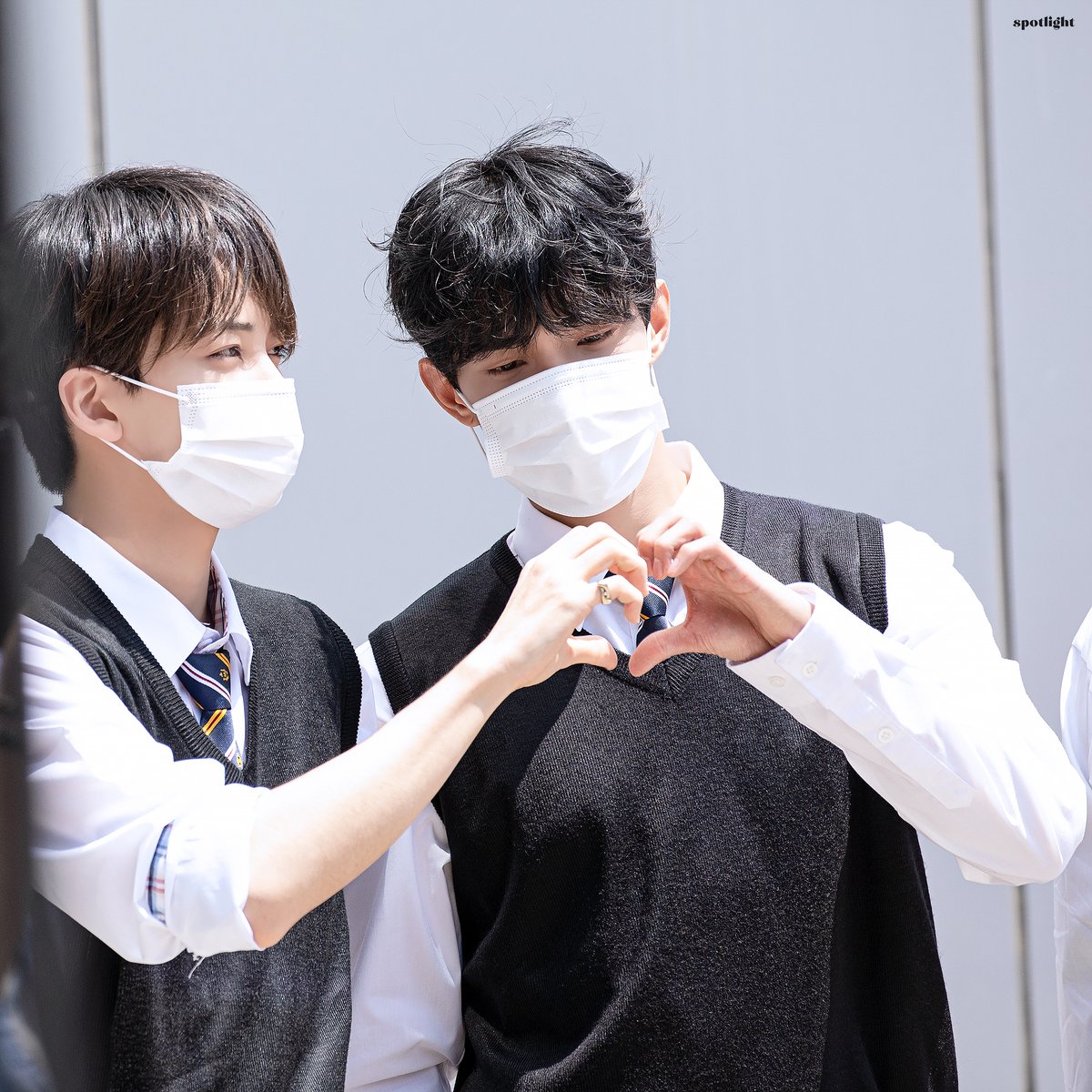 spotlight_17's tweet photo. 220512 아는형님 출근
정하니형이랑 하트 합체하기💖
#세븐틴 #SEVENTEEN #정한 #JEONGHAN #도겸 #DK

🔗https://t.co/q7d3hDlcTN
🔗https://t.co/k5vBM56wx9
🔗https://t.co/z1twauoxjN
🔗https://t.co/yCHxLZZCmi https://t.co/nmGTMEYLbu