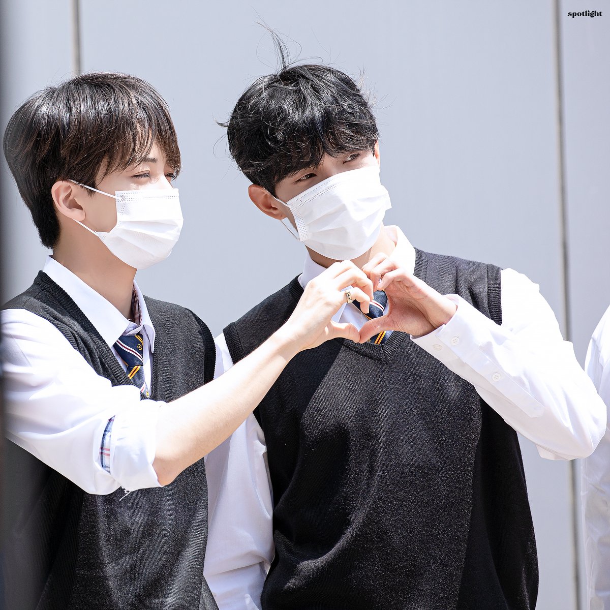 spotlight_17's tweet photo. 220512 아는형님 출근
정하니형이랑 하트 합체하기💖
#세븐틴 #SEVENTEEN #정한 #JEONGHAN #도겸 #DK

🔗https://t.co/q7d3hDlcTN
🔗https://t.co/k5vBM56wx9
🔗https://t.co/z1twauoxjN
🔗https://t.co/yCHxLZZCmi https://t.co/nmGTMEYLbu