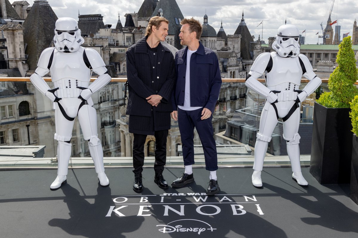 StarWarsSpain's tweet photo. Hello there!✨ Ewan McGregor, Hayden Christensen y Moses Ingram han llegado a Londres y no estamos preparados.

#ObiWanKenobi, nueva Serie Original, disponible el 27 de mayo en exclusiva en @DisneyPlusES. https://t.co/7K69DRb8Eo