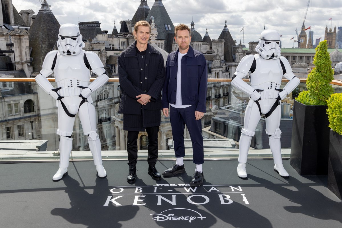StarWarsSpain's tweet photo. Hello there!✨ Ewan McGregor, Hayden Christensen y Moses Ingram han llegado a Londres y no estamos preparados.

#ObiWanKenobi, nueva Serie Original, disponible el 27 de mayo en exclusiva en @DisneyPlusES. https://t.co/7K69DRb8Eo