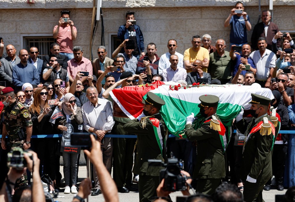 RealEmanAyad's tweet photo. وسام "نجمة القدس" هو ثاني أعلى وأرفع الأوسمة الفلسطينية، منحه الرئيس الفلسطيني محمود عباس للغالية شيرين أبو عاقلة في جنازة مهيبة بمقر الرئاسة الفلسطينية في رام الله تكريماً لها على تضحياتها وانجازاتها.. https://t.co/SNyCObiQlR