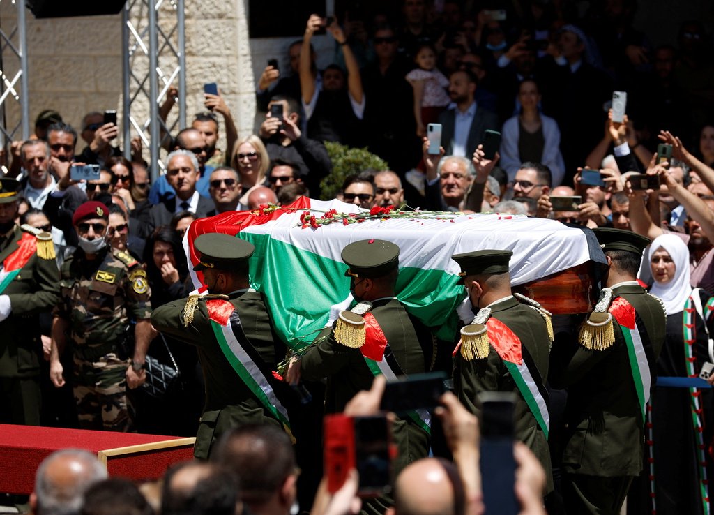 RealEmanAyad's tweet photo. وسام "نجمة القدس" هو ثاني أعلى وأرفع الأوسمة الفلسطينية، منحه الرئيس الفلسطيني محمود عباس للغالية شيرين أبو عاقلة في جنازة مهيبة بمقر الرئاسة الفلسطينية في رام الله تكريماً لها على تضحياتها وانجازاتها.. https://t.co/SNyCObiQlR
