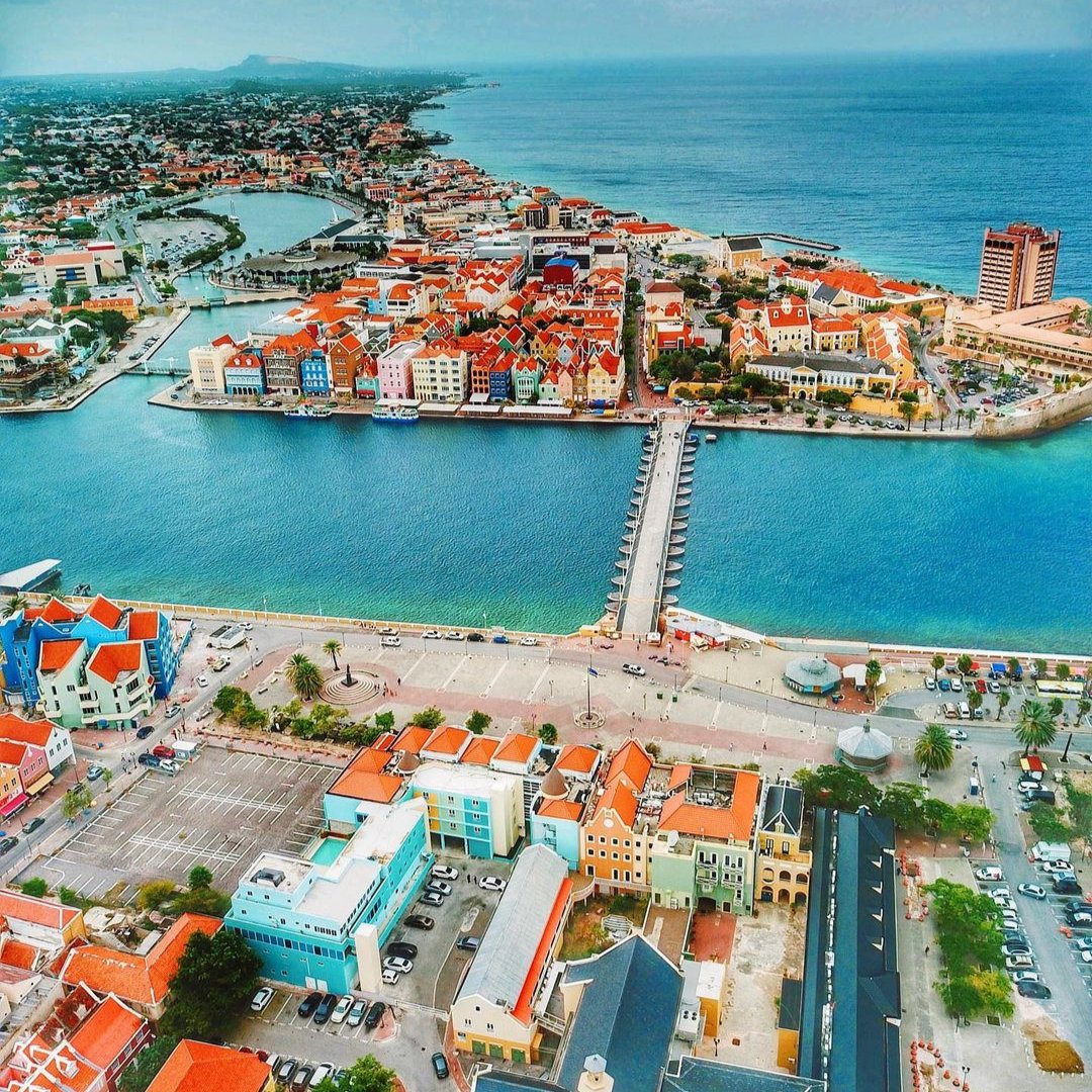 #DidYouKnow that Curaçao is home to over 55 cultures and that most of the residents  speak 4 languages? Anyone who visits can easily blend in 🌎 #Curacao #FeelItForYourself
📍 Willemstad
📸 @la_vidademike 
Repost @laagendademile