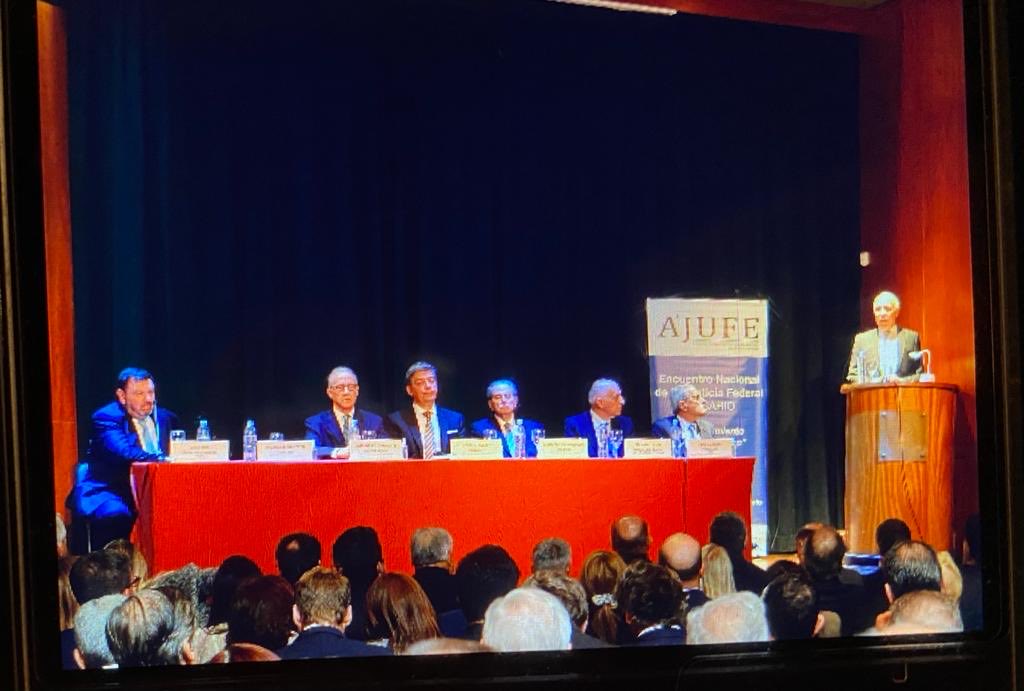 BourdinMaria's tweet photo. Habla ⁦@rlorenzetti⁩ en el evento de #AJUFE. La lucha contra el Narcotráfico es una politica de Estado. La iniciativa es de los jueces. La Corte fue invitada. Gran iniciativa de Moran, Lijo y los jueces, funcionarios y empleados que lo hicieron posible https://t.co/1p9iPRHSMB