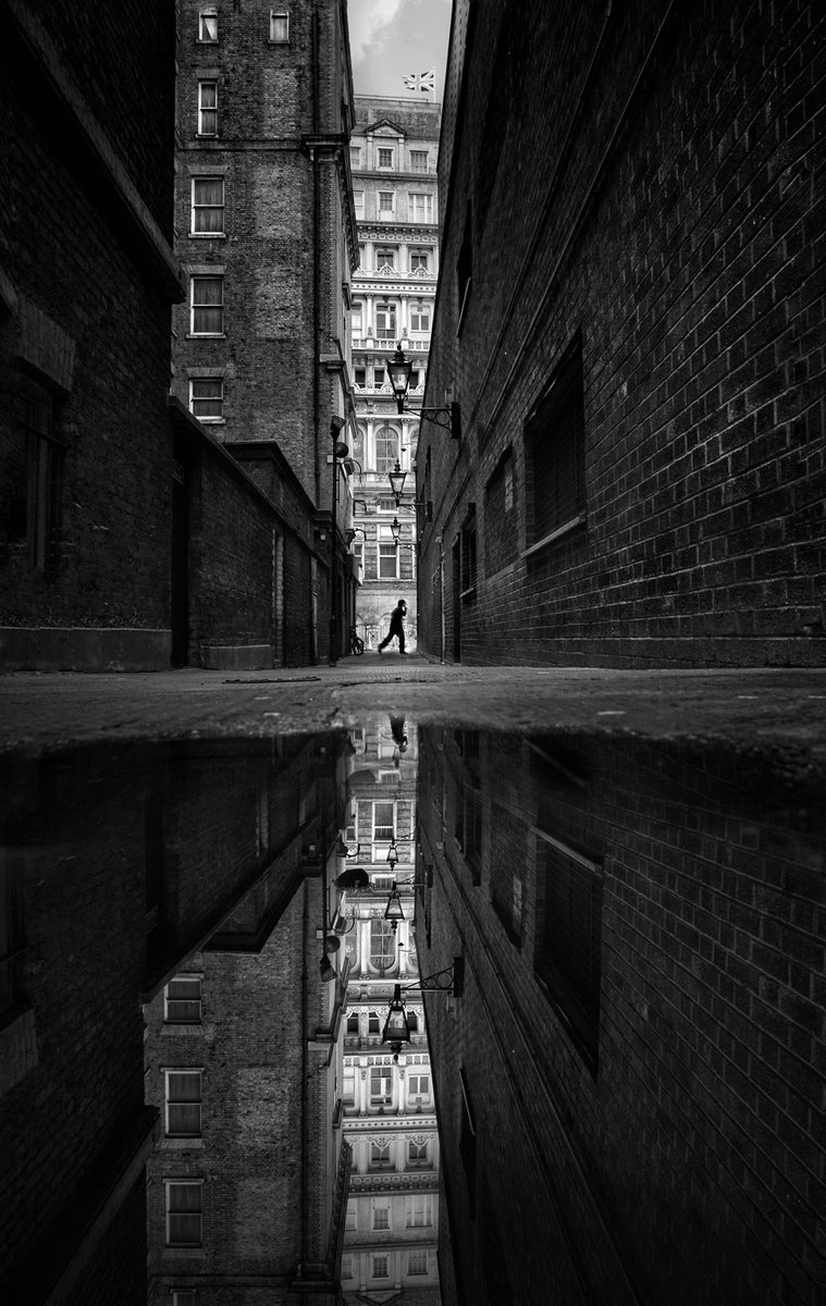 MikeyDeephotog1's tweet photo. Reflections in a London Alley 
#London #streetphotography #blackandwhitephotography https://t.co/ipd7wViBMs