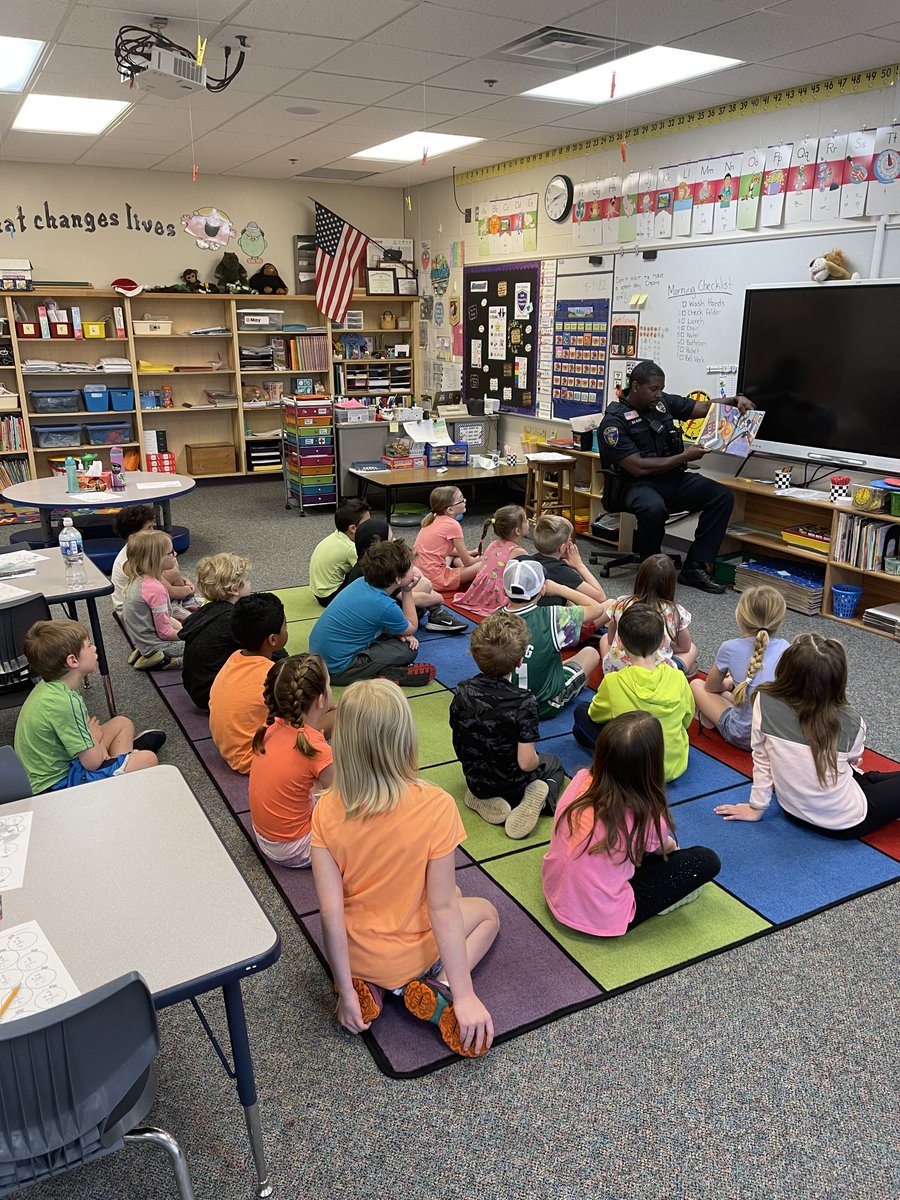 Thank you to St. Cloud Police Officer Clark for reading to Mr. Olmschenk’s class this week!