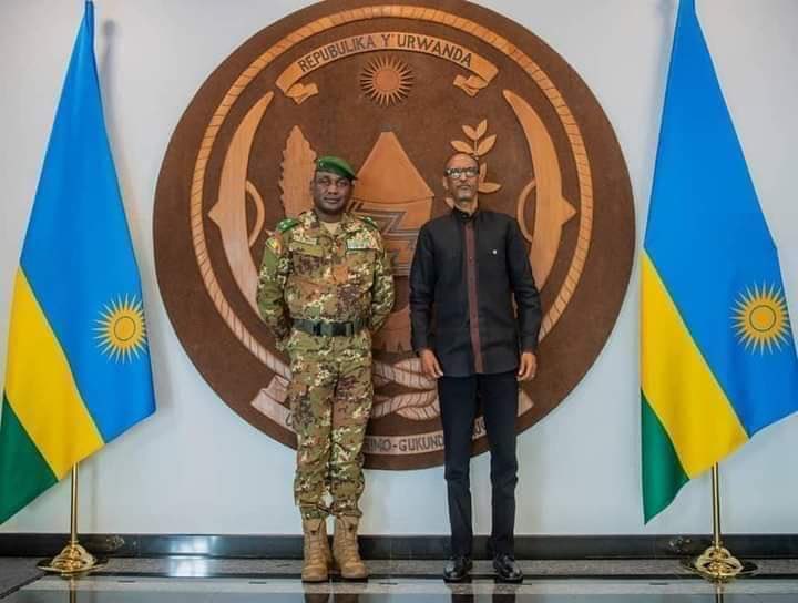 Le Général Oumar Diarra chef d’état-major de l’armée malienne en visite au #Rwanda, reçu par le président <a href="/PaulKagame/">Paul Kagame</a>.
A noter que le Rwanda a montré ses capacités à lutter contre le terrorisme au Mozambique.#Mali