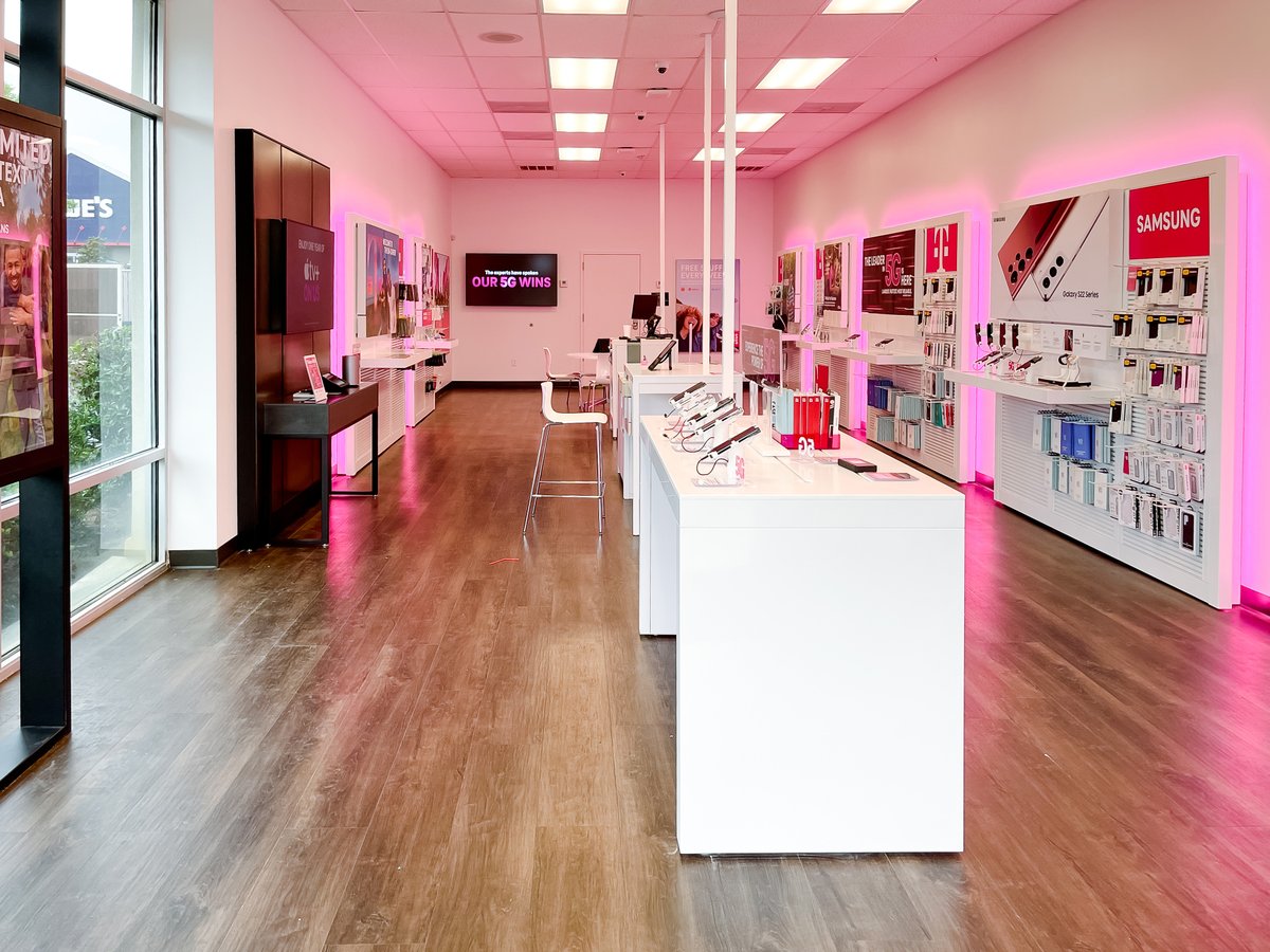 CSource_Tweets's tweet photo. We are back Ridgeland, MS and more stylish than ever! Come check out our newly remodeled T-Mobile location on Interstate 55 & E County Line Rd. We’ve got everything you need from T-Mobile!
#storeremodel #remodelalert #csnation @scotthou1 @jcbrandenburger @Ridgeland_MS https://t.co/8Pr4x4Au8z