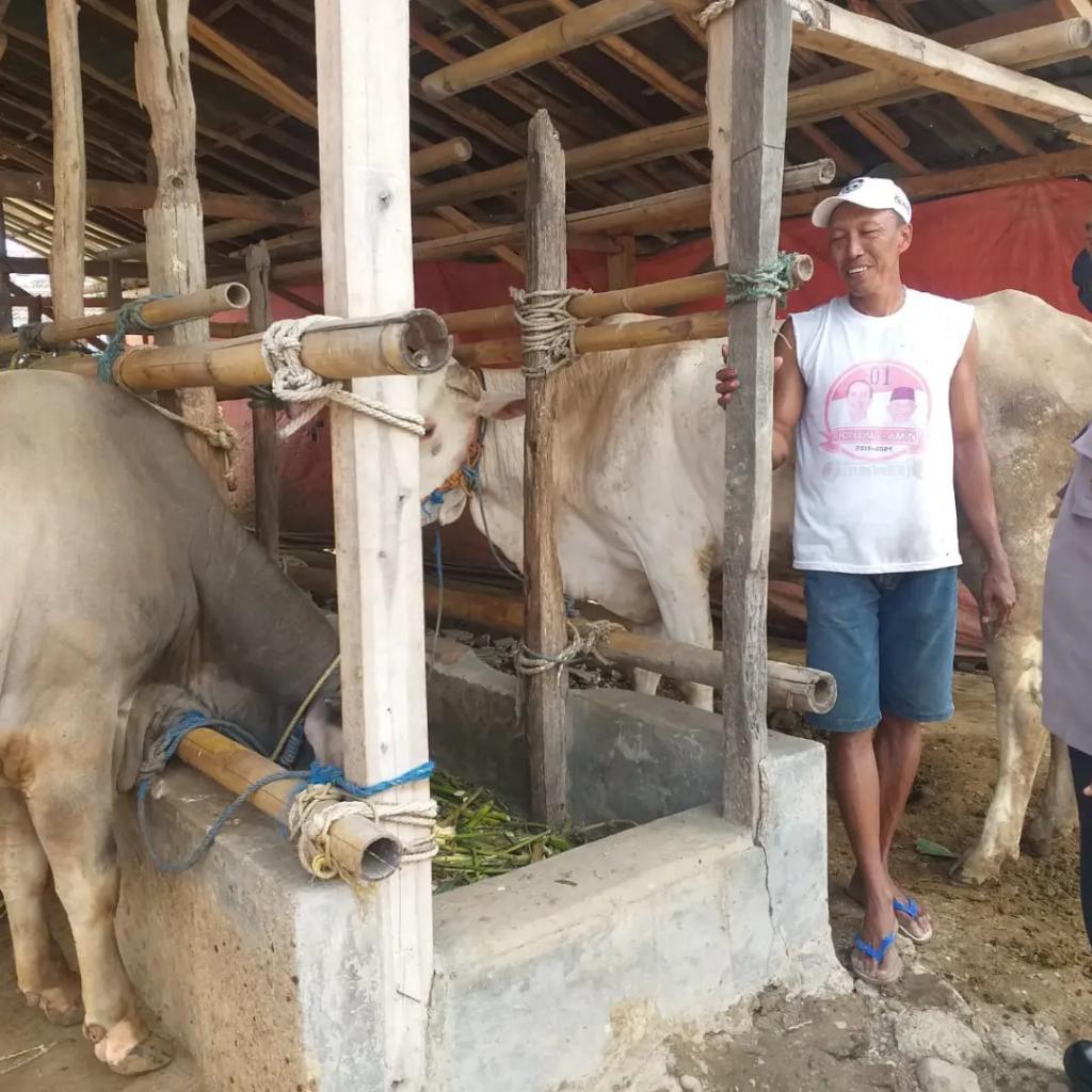 MargasariP's tweet photo. Polres Tegal – Jajaran Bhabinkamtibas Polres Tegal melakukan pengecekan peternakan sapi di desa binaanya. Hal tersebut dilakukan dalam rangka mencegah wabah penyakit mulut dan kuku (PMK) pada sapi yang saat ini sedang merambah ribuan sapi di Wilayah Jawa Timur. https://t.co/K6IAdXuqA1