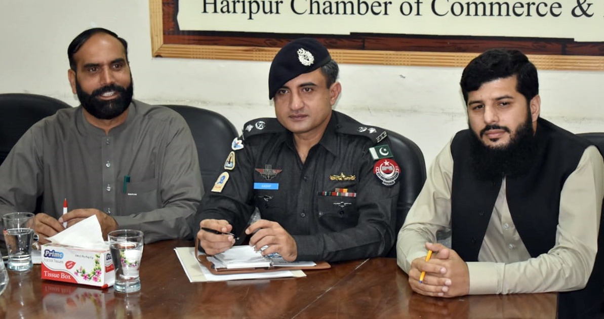 HaripurPolice's tweet photo. ڈی پی او ہری پور لیفٹینٹ کمانڈر (ر) کاشف آفتاب عباسی دورہ چیمبر آف کامرس اینڈ انڈسٹری ہری پور کے موقع پر اپنے خیالات کا اظہار کرتے ہوئے۔ https://t.co/57ANsyGAv4