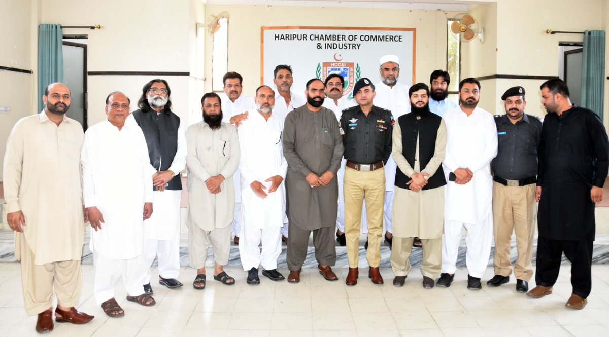 HaripurPolice's tweet photo. ڈی پی او ہری پور لیفٹینٹ کمانڈر (ر) کاشف آفتاب عباسی دورہ چیمبر آف کامرس اینڈ انڈسٹری ہری پور کے موقع پر اپنے خیالات کا اظہار کرتے ہوئے۔ https://t.co/57ANsyGAv4