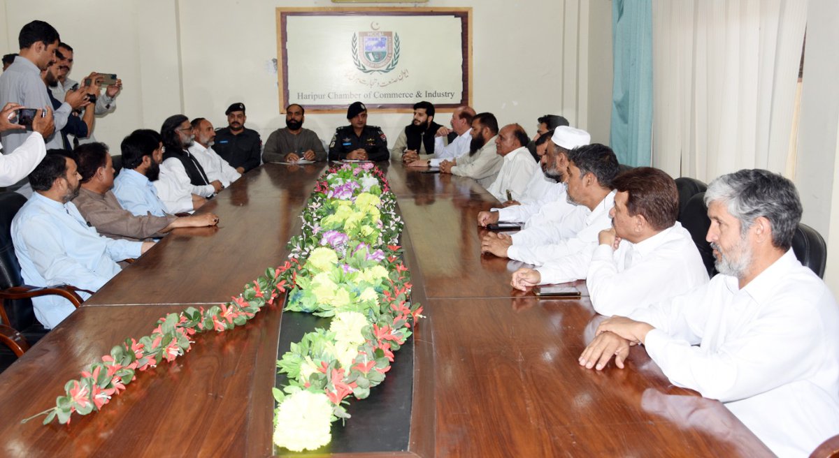 HaripurPolice's tweet photo. ڈی پی او ہری پور لیفٹینٹ کمانڈر (ر) کاشف آفتاب عباسی دورہ چیمبر آف کامرس اینڈ انڈسٹری ہری پور کے موقع پر اپنے خیالات کا اظہار کرتے ہوئے۔ https://t.co/57ANsyGAv4