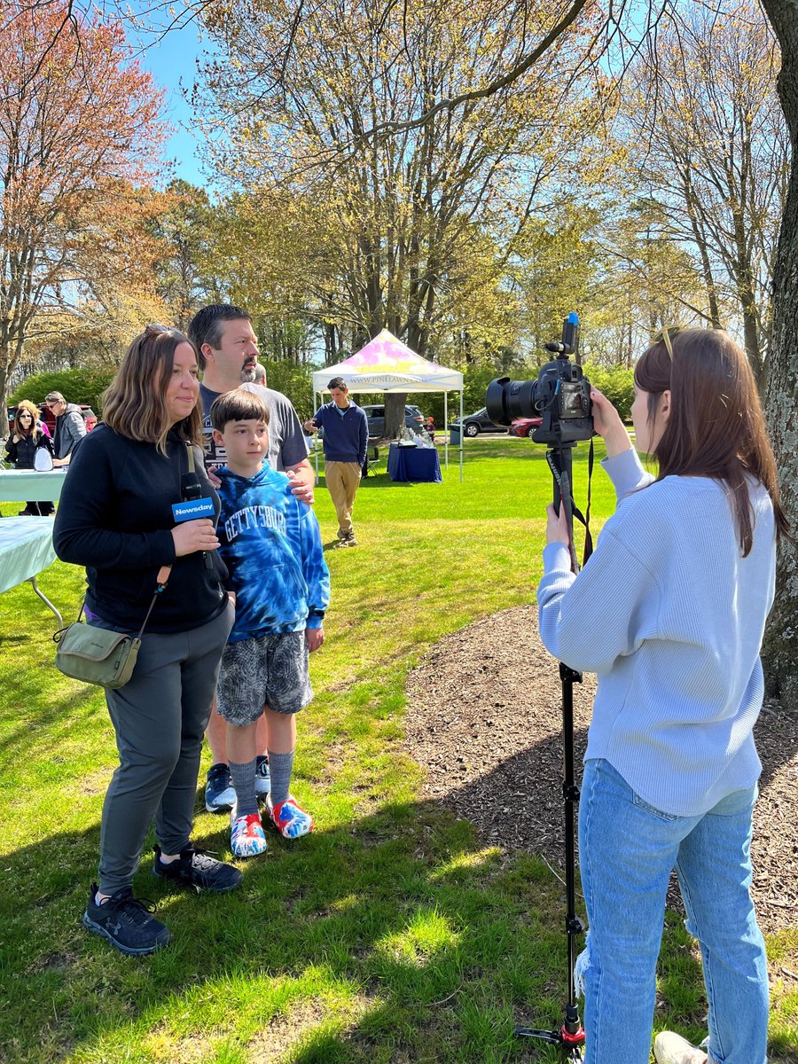Epoch5PR's tweet photo. Say hello to nature’s most beneficial garden friend! Pinelawn Memorial Park and Arboretum kicked off their 2022 educational series with Long Island’s only praying mantis experience. Families gathered to learn more about the insect and to distribute egg casings into the gardens. https://t.co/00P3H3KY4y