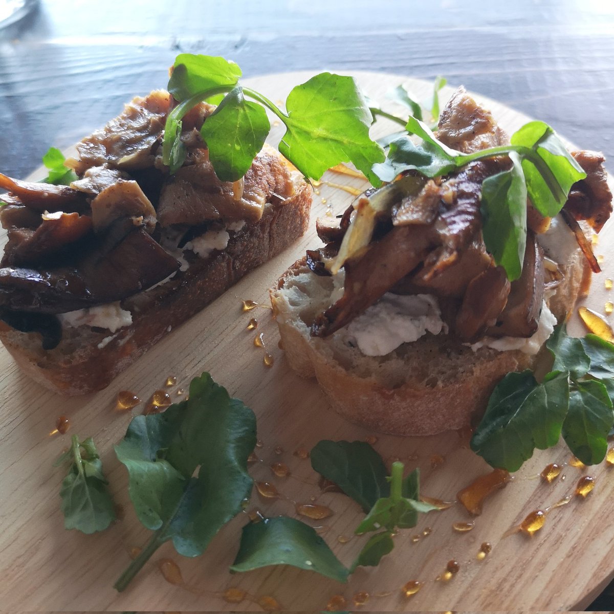 Wild mushroom bruschetta with <a href="/MtLehmanCheese/">MtLehmanCheeseMaker</a> chevre and honey gastrique
#thelunchroom #privatediningroom #popupdinners #langleybc
