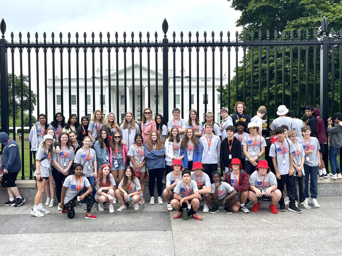 todd_helline's tweet photo. Bus 1 at the White House #OOMSDC2022 @OTrailblazers https://t.co/mdUfT7xzCJ