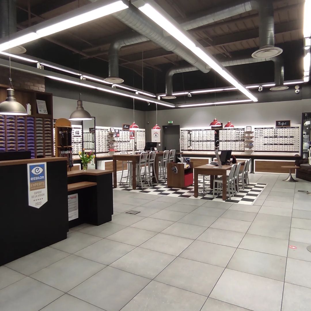 EssilorFrance's tweet photo. A l'entrée, en vitrine ou en magasin, les opticiens #EssilorExperts mettent en avant leur label 😍
Chez un opticien partenaire Essilor, bénéficiez de :
🤓 Un bilan personnalisé,
👓 Des verres uniques,
🤝 Un interlocuteur de confiance, à la pointe de l'innovation. https://t.co/wAdFFCpg7T