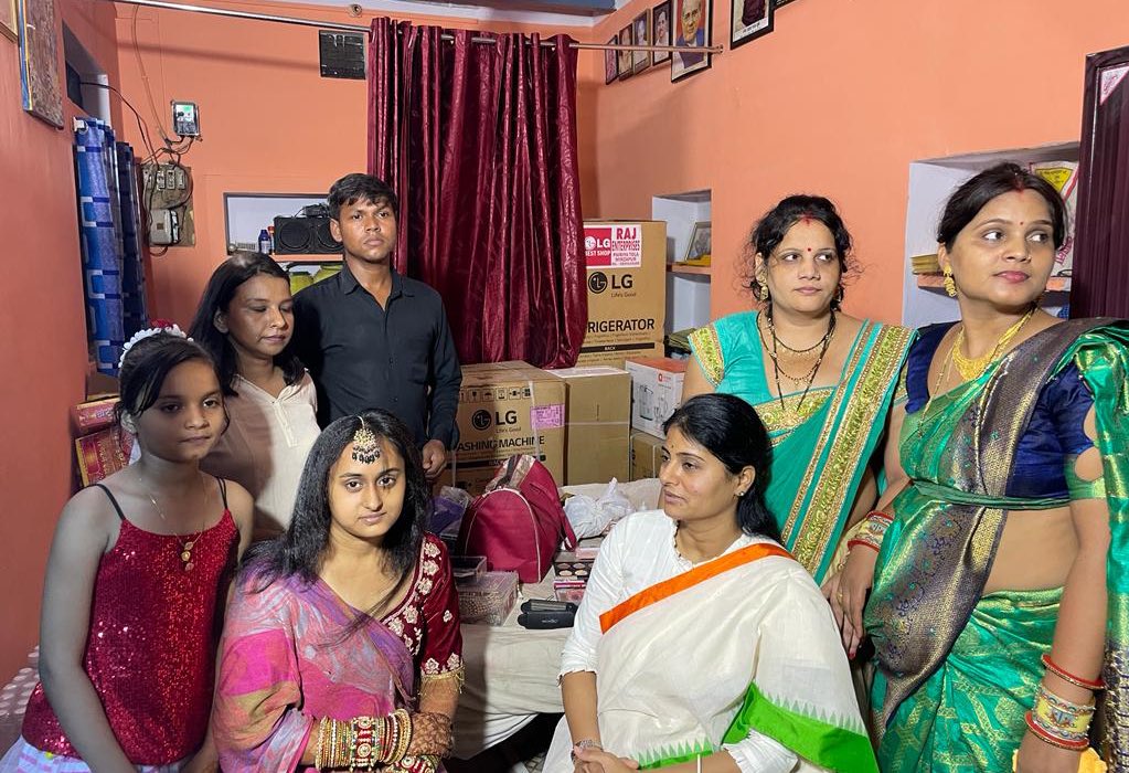 AnupriyaSPatel's tweet photo. ग्रामसभा श्रीपट्टी विकास खंड कोन मीरजापुर में स्व. अमर नाथ दुबे जी के सुपुत्री की शादी में बेटी को आशीर्वाद देते हुए https://t.co/h1xaALRC2B