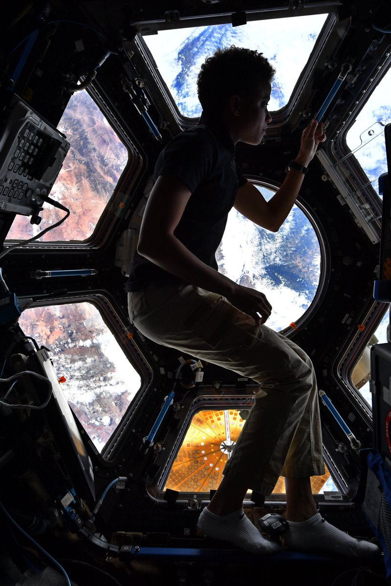 astro_watkins's tweet image. After a whirlwind of training the past several months, we made it to the @Space_Station. Many more updates to come, but for now I’m just enjoying the view from on top of the world. 

Photo credit: @NASA_Astronauts Kayla Barron