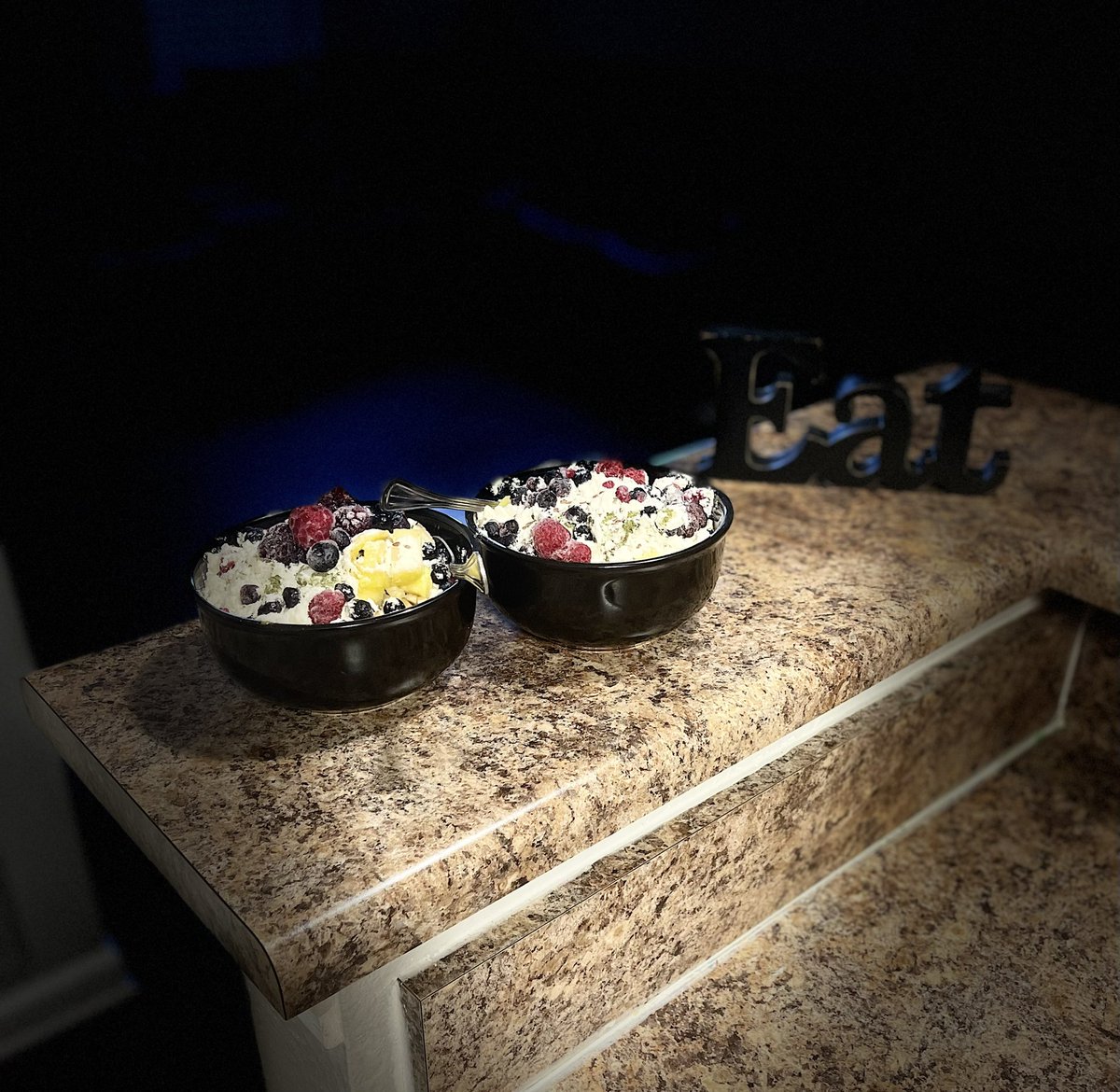 KJoshua21's tweet photo. Eat.
#Breakfast
#MuscleChef😋
#ProteinBowl Recipe
🍲 oatmeal
🍲 your favorite protein
🍲 almond milk + mcts
🍲 flaxseed + mixed nuts
🍲 berries + apples + pineapples https://t.co/yL7OGlSlM4