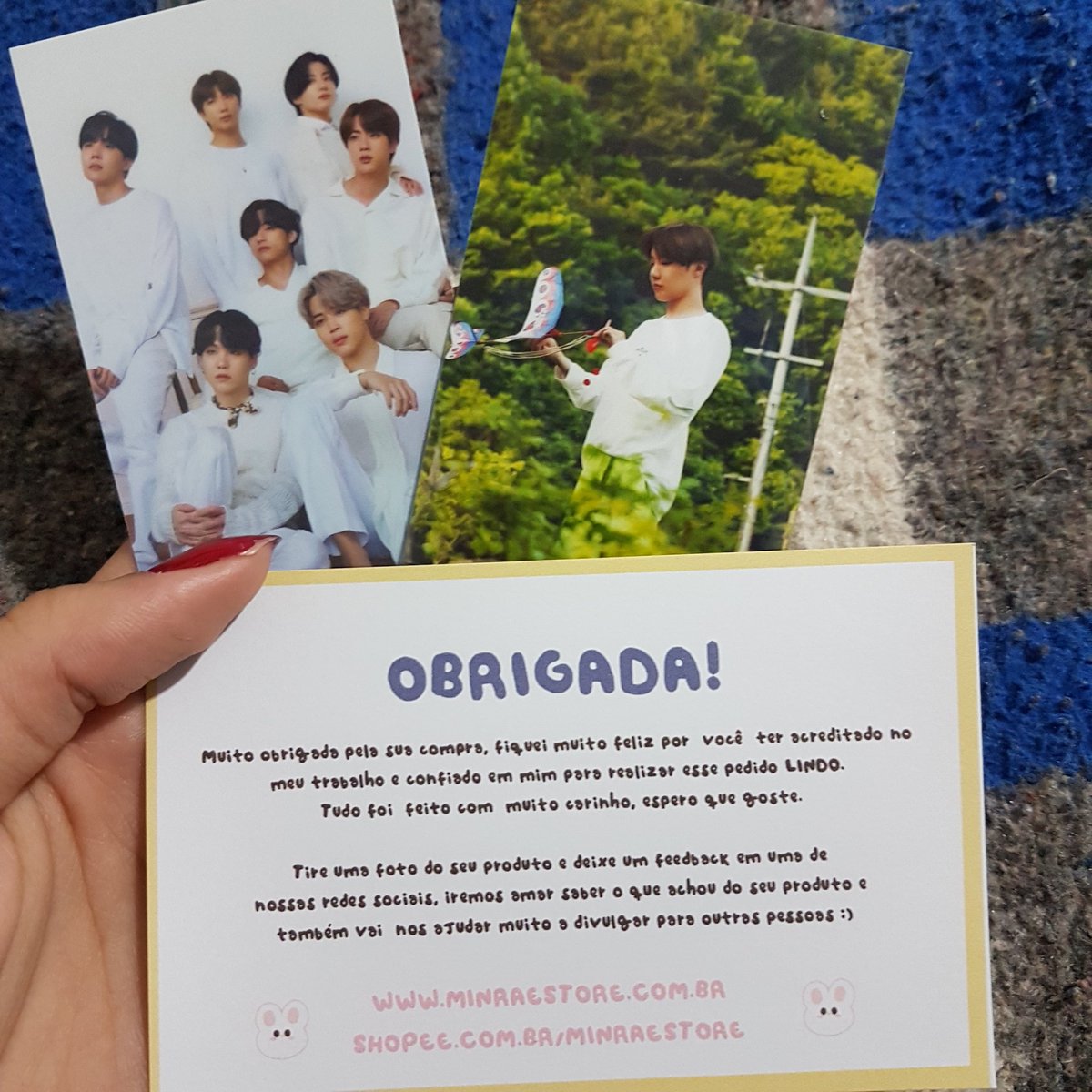 Chegou meus photocards que eu comprei na <a href="/minraestore/">Minrae Store</a>. Vieram super bem embalados e em uma qualidade incrível, e esses brindes lindos 🥺. Simplesmente amei