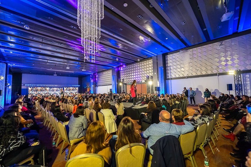 Oncofelizafta's tweet photo. ¡Casi 500 personas asistieron al desfile de modas!

Estamos muy agradecidos de cada uno de ustedes. Fue una instancia muy bonita para compartir el mensaje de amor, resiliencia y compromiso que caracteriza a Oncofeliz con sus pequeños oncólogos.

¡Hasta la próxima! #Antofagasta https://t.co/Y1vukdjjrz