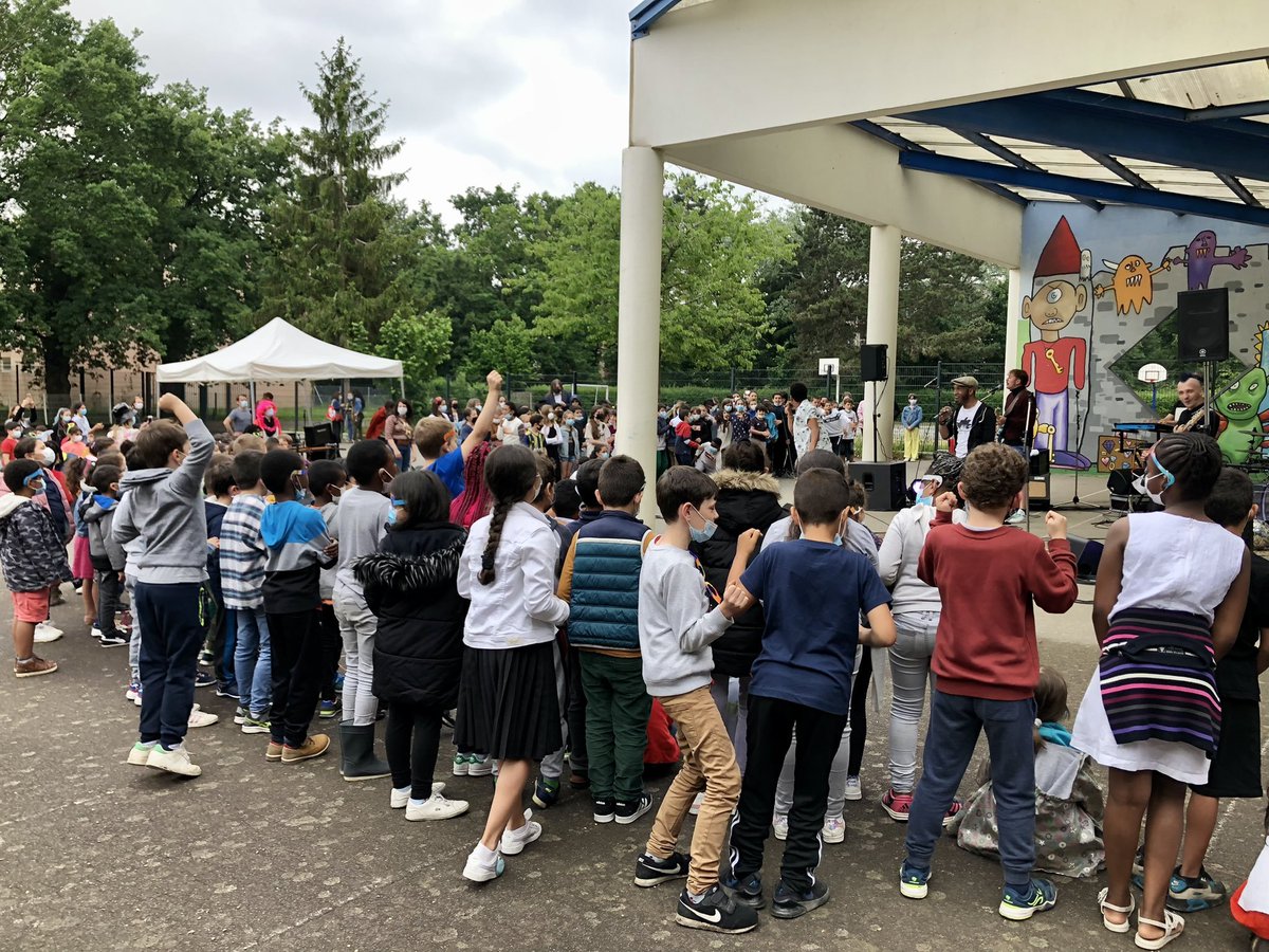 acrennes's tweet photo. À #Rennes, les @TransMusicales en résidence à l'école Pascal Lafaye depuis 2 ans déjà !
 
📆 Restitutions par les CM1-CM2, ouvertes à tous :
 ➜ 17 mai, 17h @UbuRennes
 ➜ 19 mai, 16h30 @LeTriangle

Un projet 💯% #EAC, création &amp; interculturalité #REP
👉https://t.co/Q3nf5VR6jU https://t.co/zBcsqJk1gS