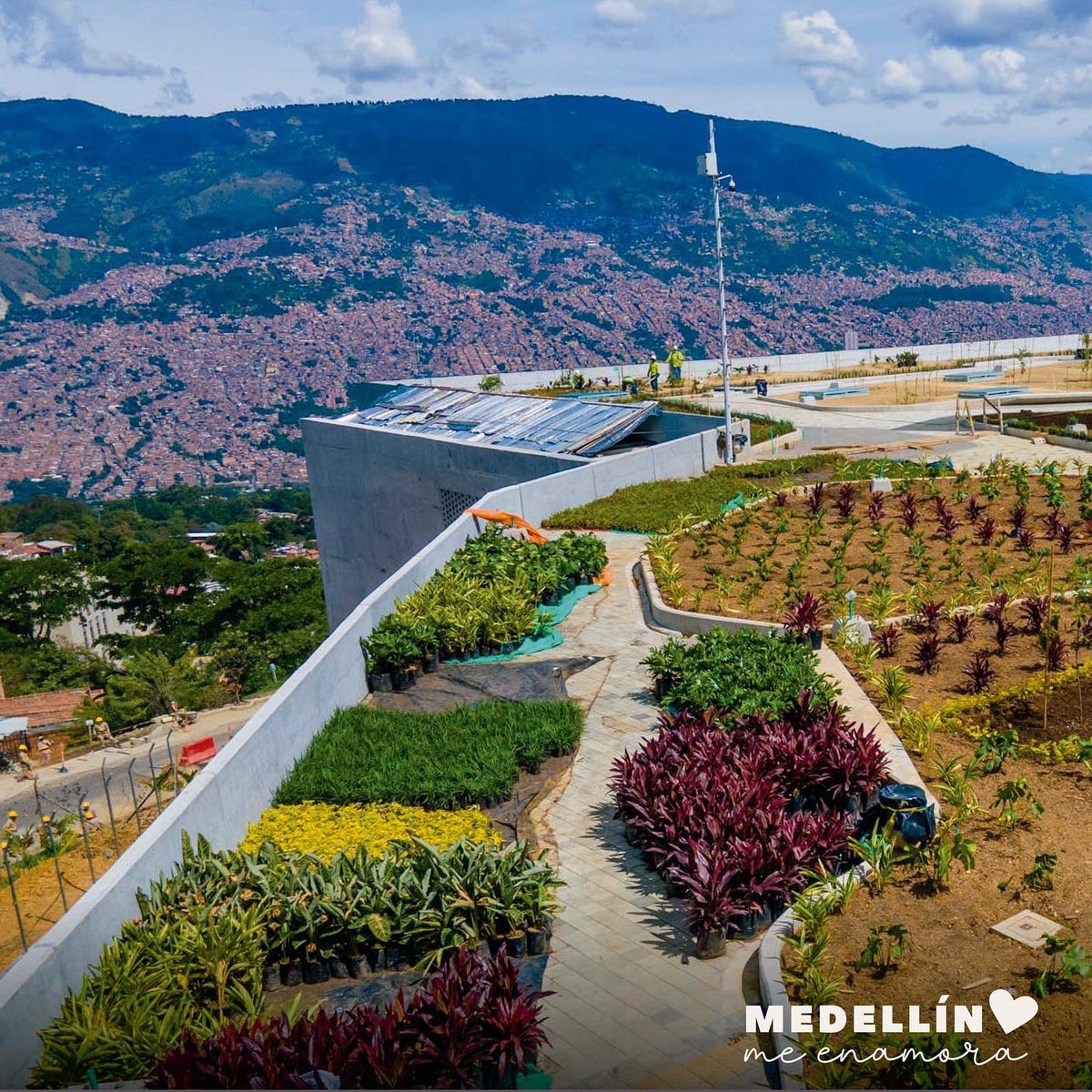 AlcaldiadeMed's tweet photo. Seguimos construyendo la #MedellínFuturo con la movilidad que nos brinda el #MetrocablePicacho, que beneficia a 420.000 habitantes de las comunaz 5 y 6, y cuida al medioambiente, ya que reduce 979 toneladas de CO2 al año.
Somos una #Ecociudad 🌱. https://t.co/MAw2JZeEV3