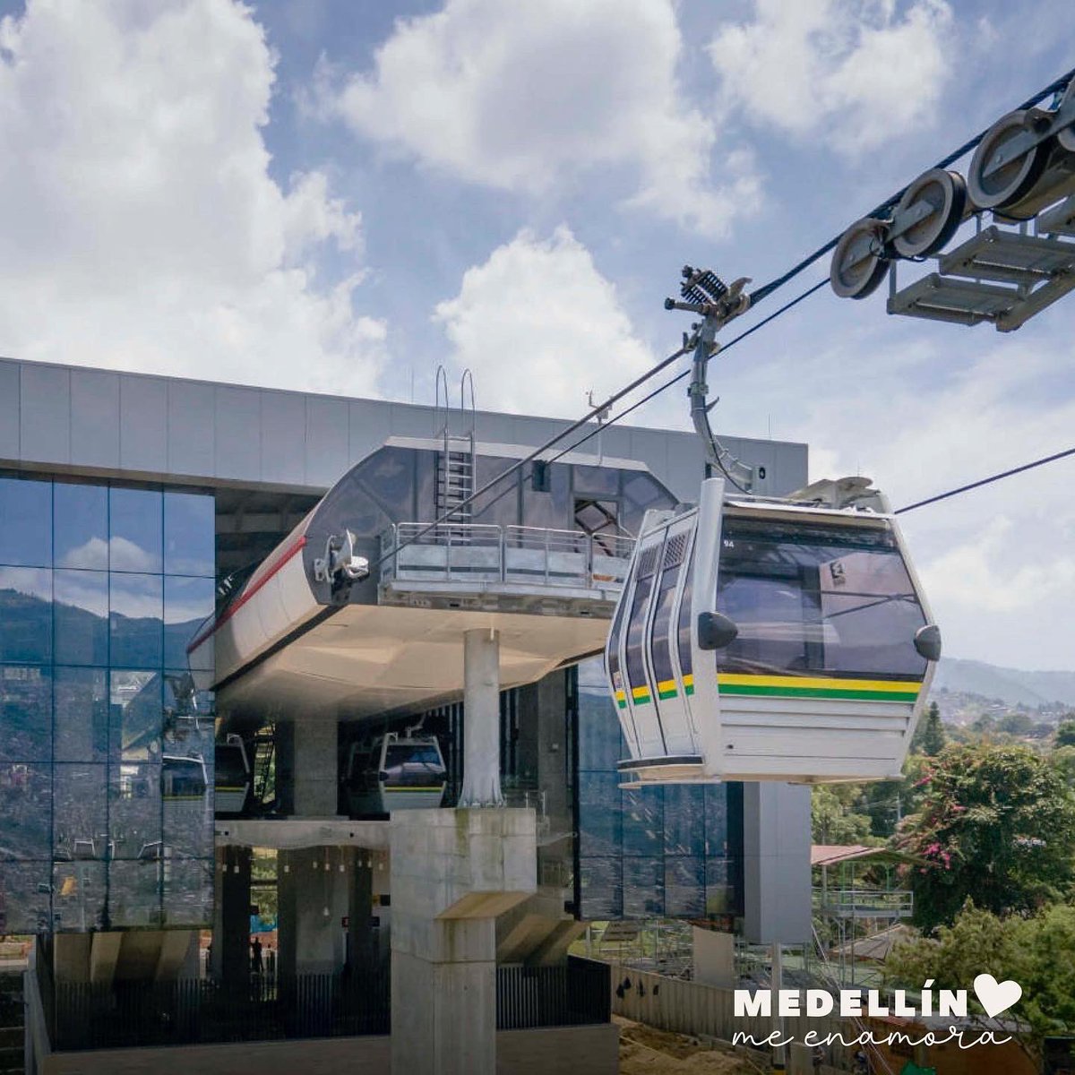 AlcaldiadeMed's tweet photo. Seguimos construyendo la #MedellínFuturo con la movilidad que nos brinda el #MetrocablePicacho, que beneficia a 420.000 habitantes de las comunaz 5 y 6, y cuida al medioambiente, ya que reduce 979 toneladas de CO2 al año.
Somos una #Ecociudad 🌱. https://t.co/MAw2JZeEV3