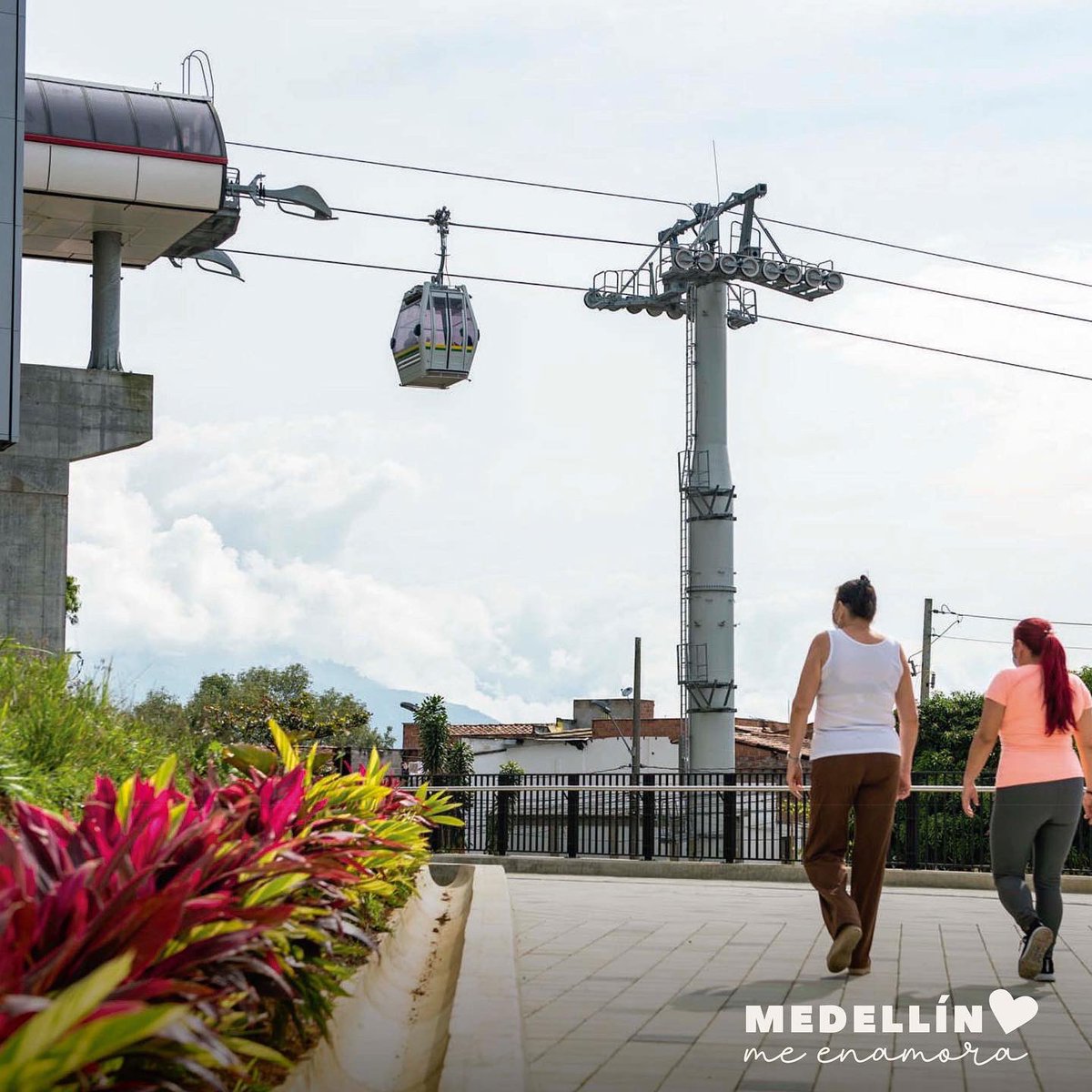 AlcaldiadeMed's tweet photo. Seguimos construyendo la #MedellínFuturo con la movilidad que nos brinda el #MetrocablePicacho, que beneficia a 420.000 habitantes de las comunaz 5 y 6, y cuida al medioambiente, ya que reduce 979 toneladas de CO2 al año.
Somos una #Ecociudad 🌱. https://t.co/MAw2JZeEV3
