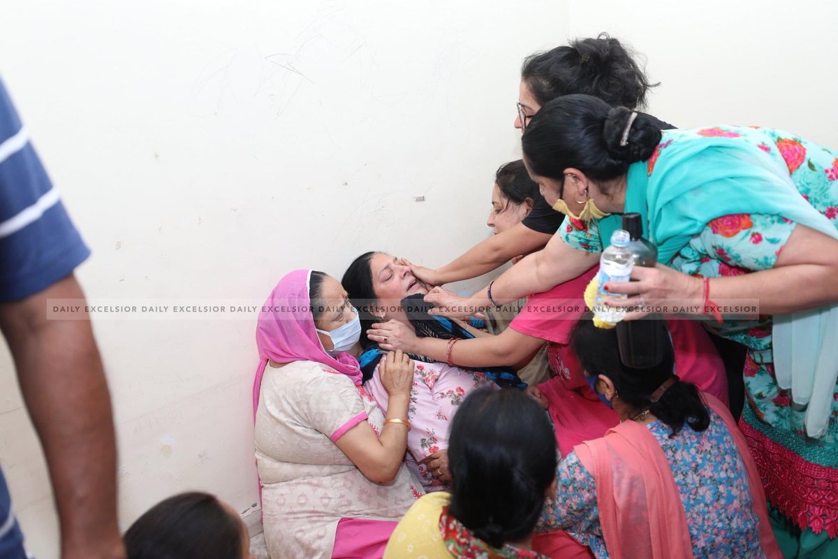 UTalashi's tweet photo. Heart wrenching pictures of family of #RahulBhat who was shot dead by terrorists in Tehsil office in Chadora, Budgam. 

Sold in Delhi &amp; Shot dead in #Kashmir, that’s the state of #KashmiriPandits under current regime. https://t.co/qeH89Az9y0