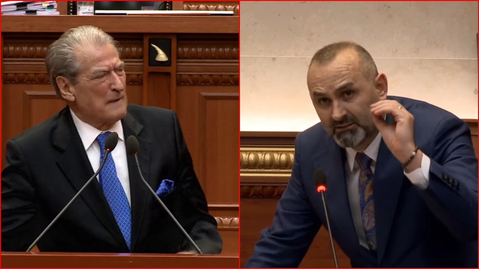 SaliBerisha's tweet photo. VD-“Pse u bëre bodyguard i Ramës?”/Berisha “fik” Manjën me një fjali, ikën me 2 gishta lart https://t.co/SOvgVVP5Vb https://t.co/O4PI9Pnz4l