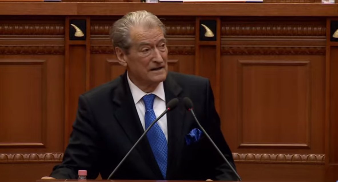 SaliBerisha's tweet photo. VD-Sherri me gazetarin/ Berisha s’i ndahet Ramës: Gjyshes ia sillje shpirtin majë hundës https://t.co/oupxFH8032 https://t.co/oNQ9OBfaKR