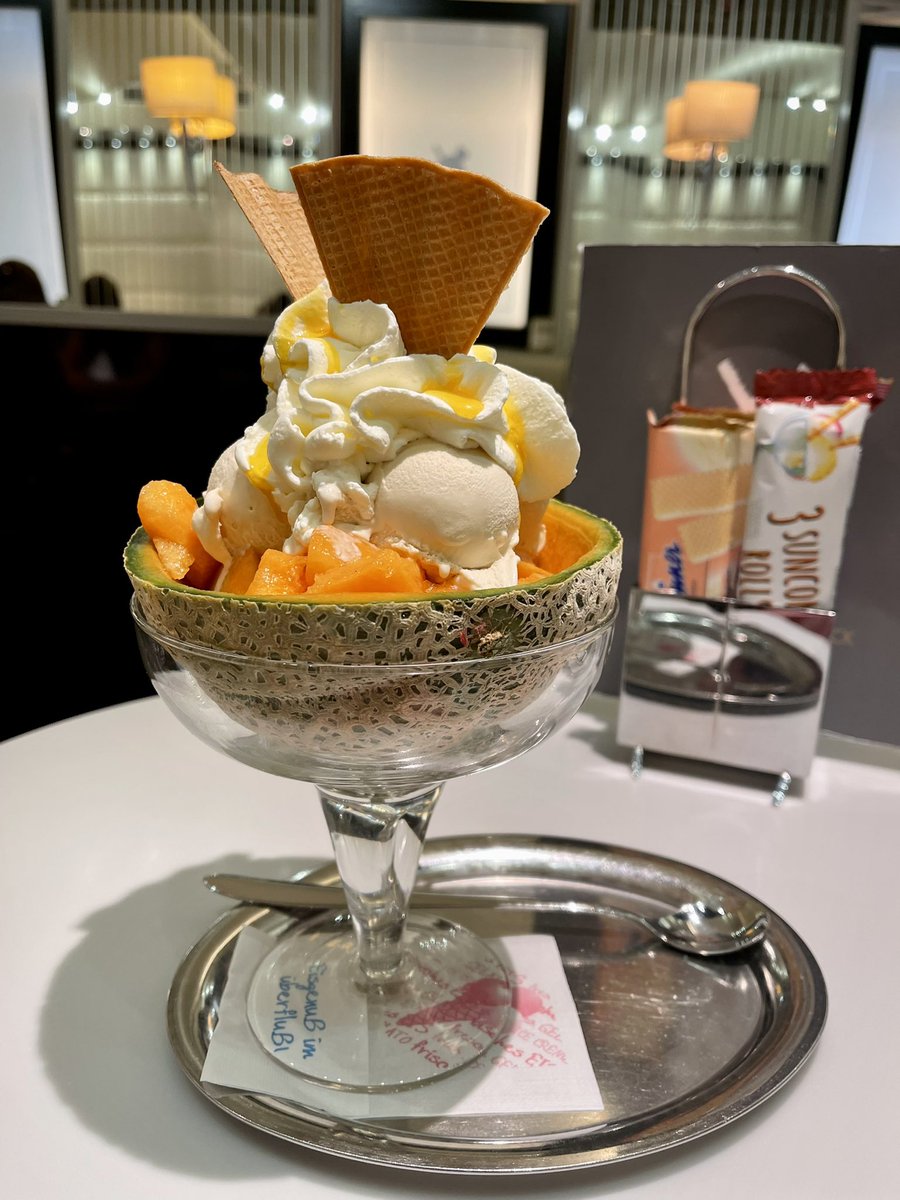 TimelessStyleAT's tweet photo. 盛ってなくてこの大きさよ🍨
なんと29度もあります💦暑い暑い🥵
＃アイス
#パフェ
#さすがヨーロッパでかい
#アツはナツイ https://t.co/fSPBuxL4D9