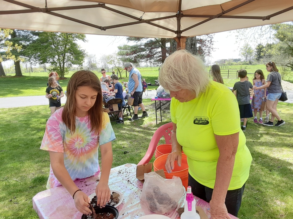 RichlandSWCD's tweet image. Thanks to Ella and Candy for volunteering at the homeschool day at @ShadyLaneFarm. The weather and the kids were great! Thanks for taking Candy and the student's photo, Ella.
richlandswcd.net