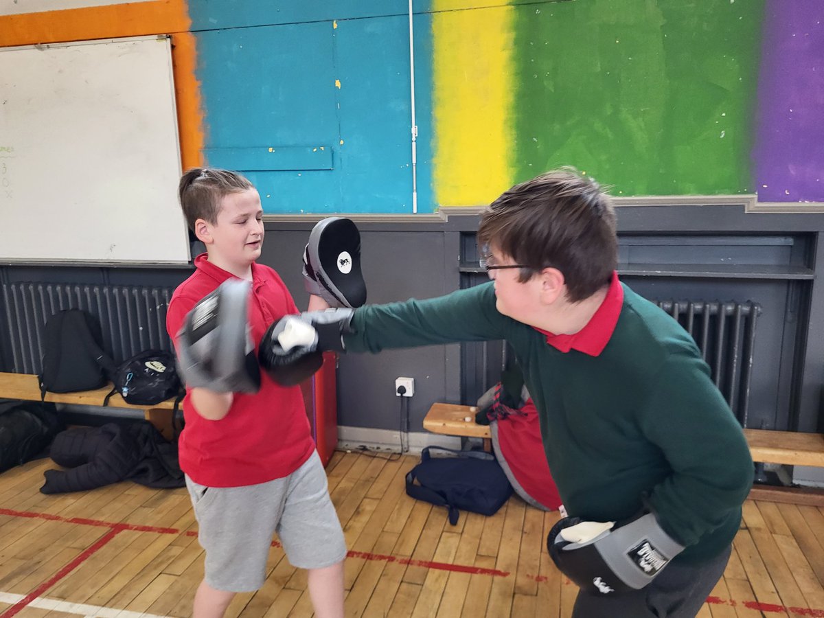 ASGstmungos's tweet photo. Week 2 pf our boxing programme in @StThomasPri with @BluevaleCC coaches! Gloves and pads were out for pupils to work on their combos and technique! Great work everyone! @PEPASSGlasgow @BoxingScotland @sportscotland https://t.co/ZHUqDnc0ZF