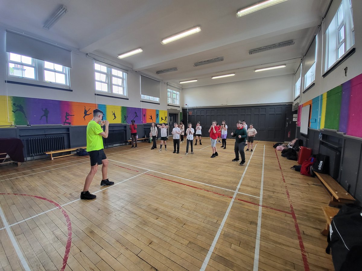 ASGstmungos's tweet photo. Week 2 pf our boxing programme in @StThomasPri with @BluevaleCC coaches! Gloves and pads were out for pupils to work on their combos and technique! Great work everyone! @PEPASSGlasgow @BoxingScotland @sportscotland https://t.co/ZHUqDnc0ZF