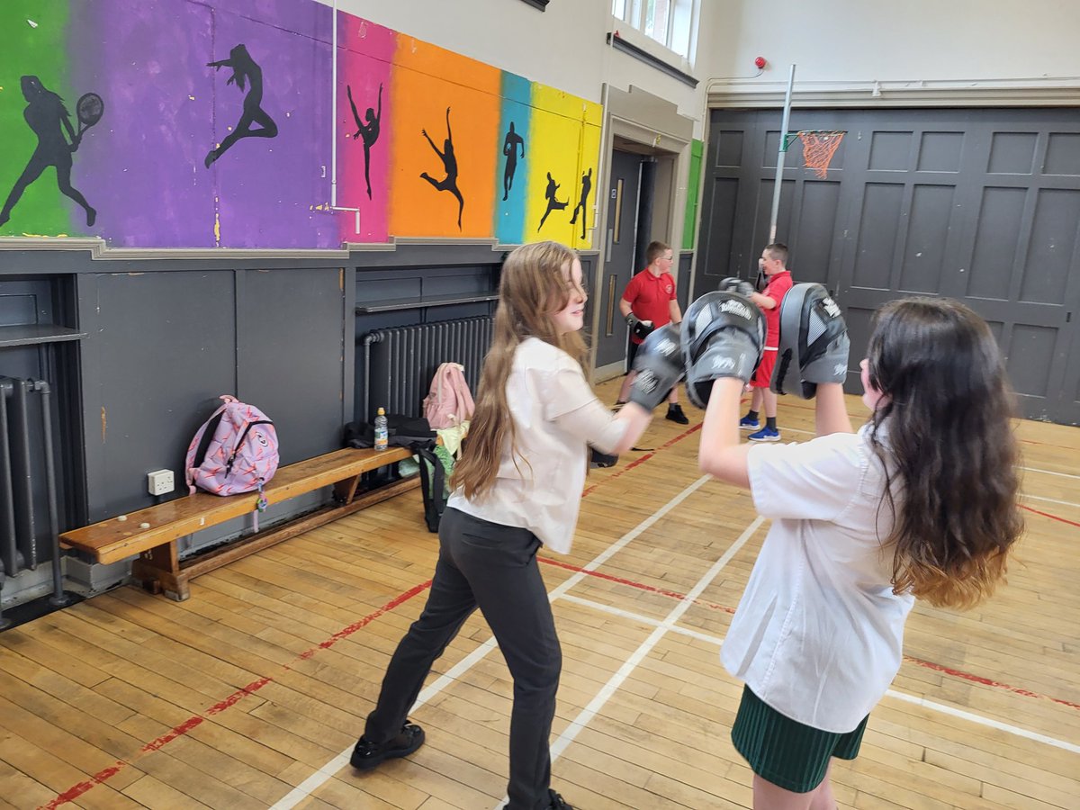 ASGstmungos's tweet photo. Week 2 pf our boxing programme in @StThomasPri with @BluevaleCC coaches! Gloves and pads were out for pupils to work on their combos and technique! Great work everyone! @PEPASSGlasgow @BoxingScotland @sportscotland https://t.co/ZHUqDnc0ZF