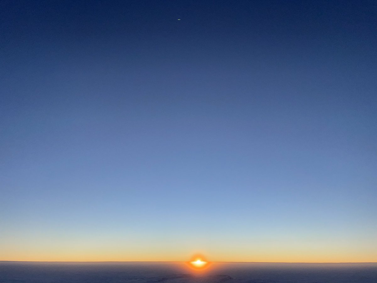 esaspaceflight's tweet image. The last sunset marks the official start of winter at Concordia research station in #Antarctica. Now @esa sponsored researcher @DrHagson's job gets a little harder: run experiments while carrying on with small crew during 4 months of total darkness 😱🥶esa.int/ESA_Multimedia…