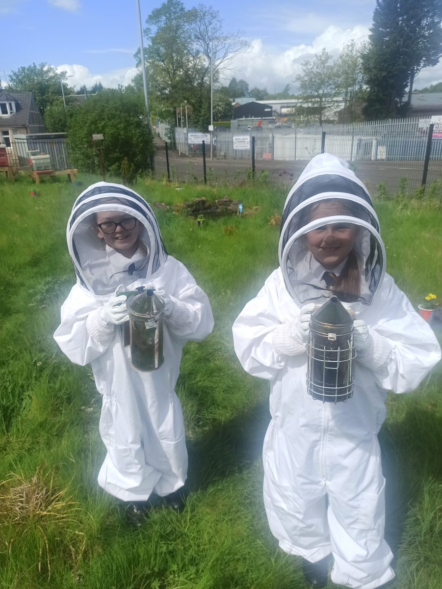 A few busy bees this week! 🙂
Watch Commander Chris Veitch arranged for S1 pupils from the Beekeeping Club at <a href="/braidhurst/">braidhursthighschool</a> to visit Motherwell Fire Station to check the garden's beehives with him and Neil. Hope you enjoyed your visit! 🚒🐝