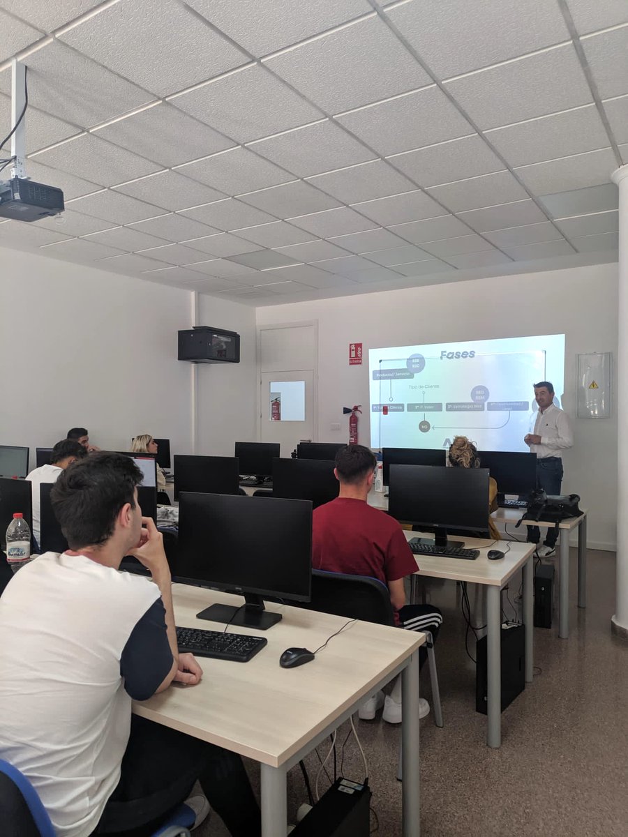 AmkMurcia's tweet photo. 🎓 Jornadas de formación para los alumnos de @cesurformacion ✌️

El presidente de @AmkMurcia, @ginesmayol,  ha impartido un taller sobre #MarketingDigital y las fases de una estrategia digital. https://t.co/S2gQTHZCRB