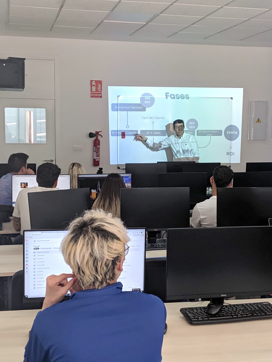 AmkMurcia's tweet photo. 🎓 Jornadas de formación para los alumnos de @cesurformacion ✌️

El presidente de @AmkMurcia, @ginesmayol,  ha impartido un taller sobre #MarketingDigital y las fases de una estrategia digital. https://t.co/S2gQTHZCRB