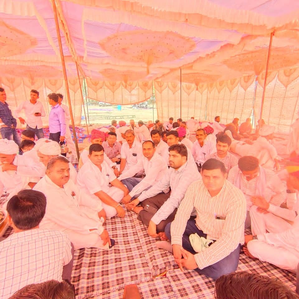 siyag_tajaram's tweet photo. आज #चौहटन विधानसभा क्षेत्र के #फागलिया पंचायत समिति के #ओगाला में अजीज मित्र लिखमाराम जी पूनिया( राज. पुलिस) के यहां उनके छोटे भाई करण पुनिया के शादी समारोह में शामिल होकर वैवाहिक जीवन की शुभकामनाएं प्रेषित की।#TeamRLP #Chohtan #Fagliya #Ogala https://t.co/7O3F5Cfary