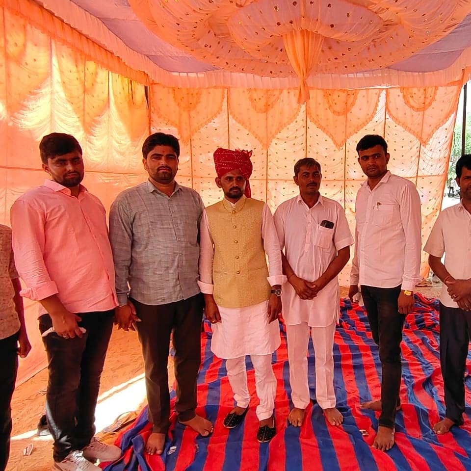 siyag_tajaram's tweet photo. आज #चौहटन विधानसभा क्षेत्र के #फागलिया पंचायत समिति के #ओगाला में अजीज मित्र लिखमाराम जी पूनिया( राज. पुलिस) के यहां उनके छोटे भाई करण पुनिया के शादी समारोह में शामिल होकर वैवाहिक जीवन की शुभकामनाएं प्रेषित की।#TeamRLP #Chohtan #Fagliya #Ogala https://t.co/7O3F5Cfary