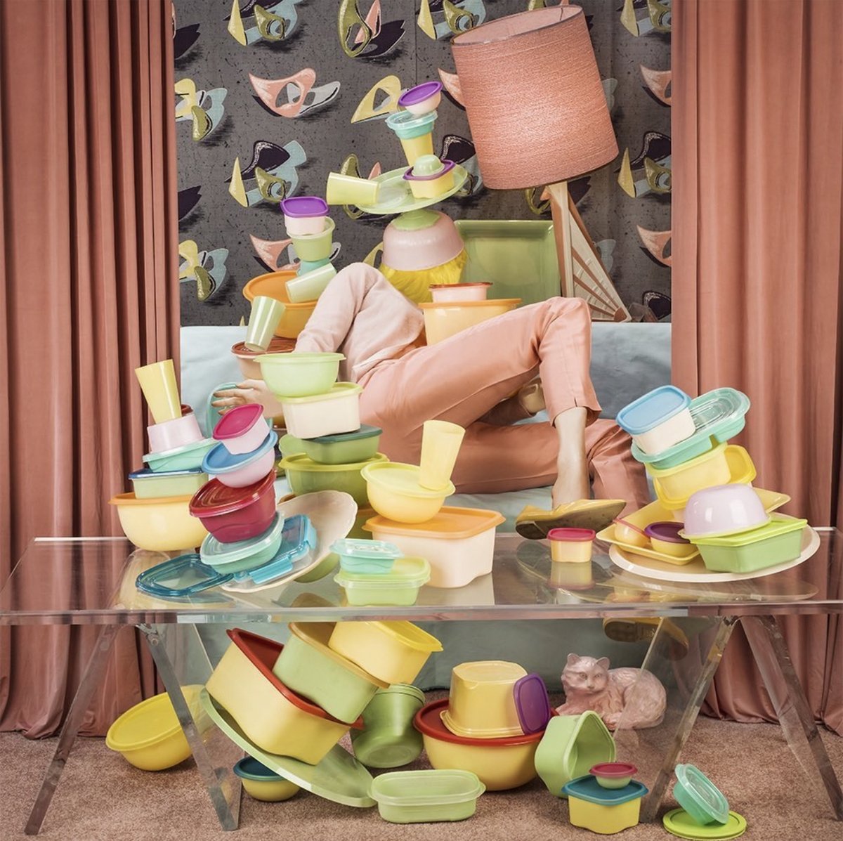 PDNBGallery's tweet photo. She did it! During her exhibition at PDNB last year, Patty Carroll realized she had not done a Tupperware Party.
Well, here it is…

repost from @pattyphotosnaps

#anonymouswomen #domesticdemise #pattycarroll
#fineartphotography #tupperware #pdnbgallery https://t.co/HMtUEa3UTI