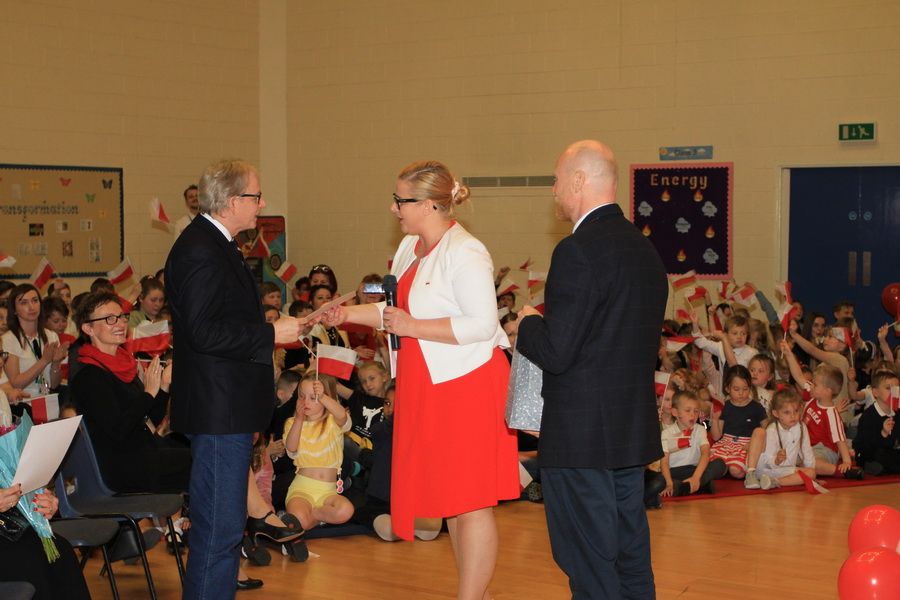 PLinManchester's tweet photo. #PHD2022 with pupils of🇵🇱Polish School from Liverpool meant plenty💪contests of knowledge related to Polish history in particular that about3⃣Polish Generals #Sosab, #Anders, and #Maczek.
@PLinManchester represented by Consul Włodzimierz Sulgostowski. https://t.co/NKS8qBya3l