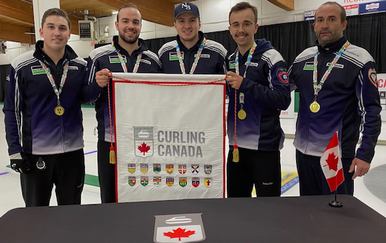 CurlingCanada's tweet image. Wishing the Team Canada junior men's and women's the best of luck at the 2022 World Junior Curling Championships in Jönköping, Sweden. Our event preview: curling.ca/blog/2022/05/1…

Photos: Curling Canada/Darlene Danyliw

#wjcc2022