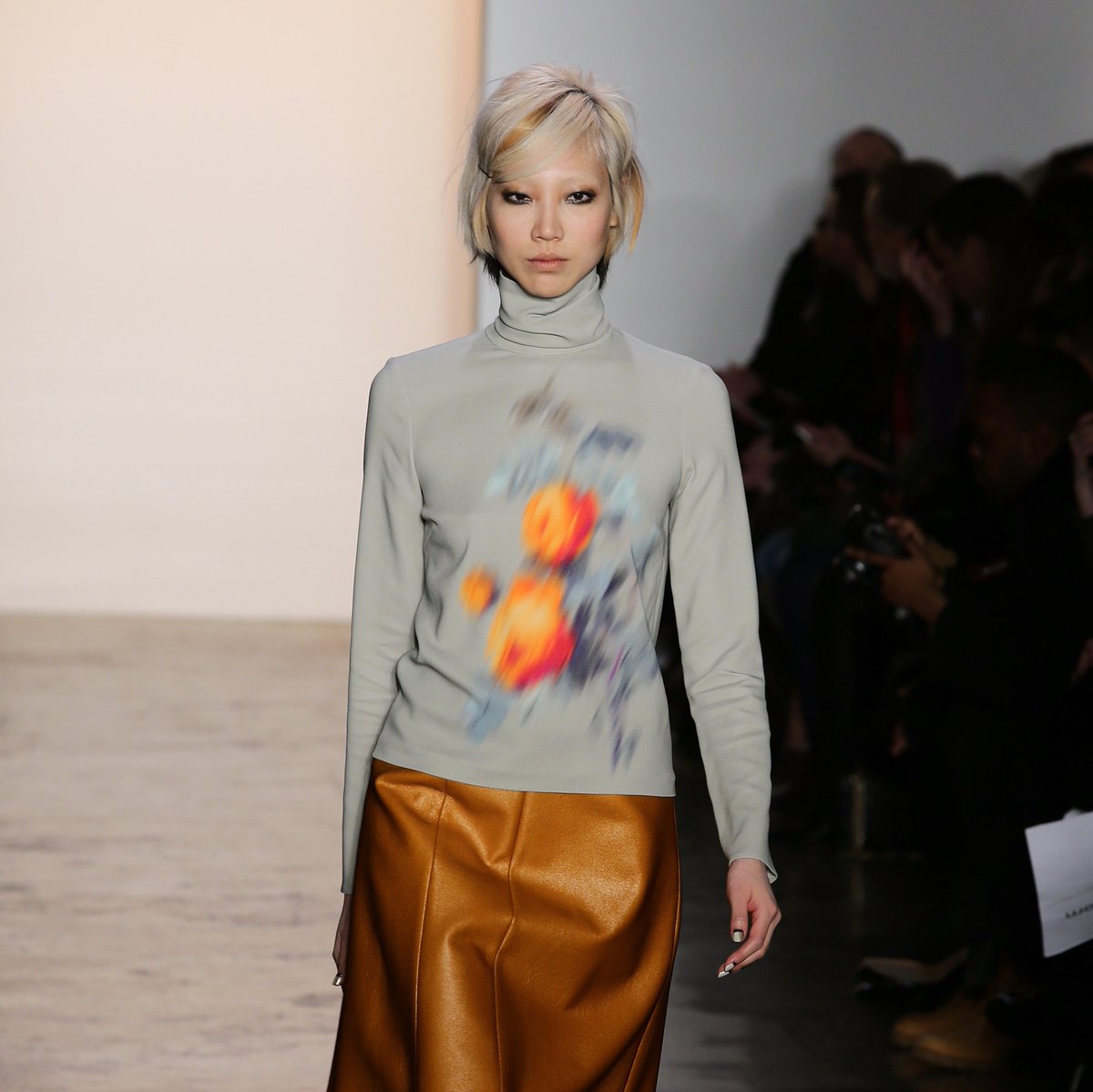 made's tweet photo. To sum up #MADEAlum @petersom's Fall 2014 collection inspo: โ60s mod meets โ70s bohemian. The runway looks featured bold liner on the eyes, retro silhouettes, blurred floral patterns and nostalgic color palettes.
Photos by @gettyimages https://t.co/12cKtZmHWW