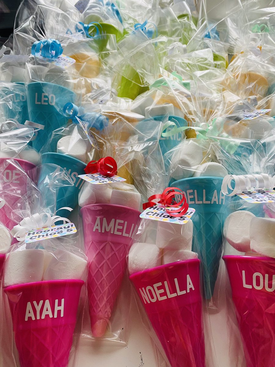 xBiancaa26's tweet photo. ~ Traktaties 🎁 ~

Wat een onverwachte drukke dag hebben we achter de rug! Veel leuke bestellingen mogen maken. 🎁🥳

Trakteren is en blijft een feestje! https://t.co/WWGMAtbk1p