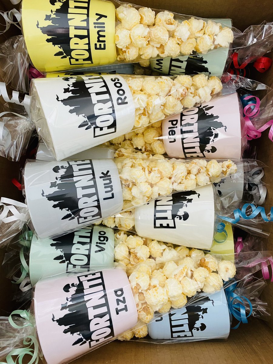 xBiancaa26's tweet photo. ~ Traktaties 🎁 ~

Wat een onverwachte drukke dag hebben we achter de rug! Veel leuke bestellingen mogen maken. 🎁🥳

Trakteren is en blijft een feestje! https://t.co/WWGMAtbk1p