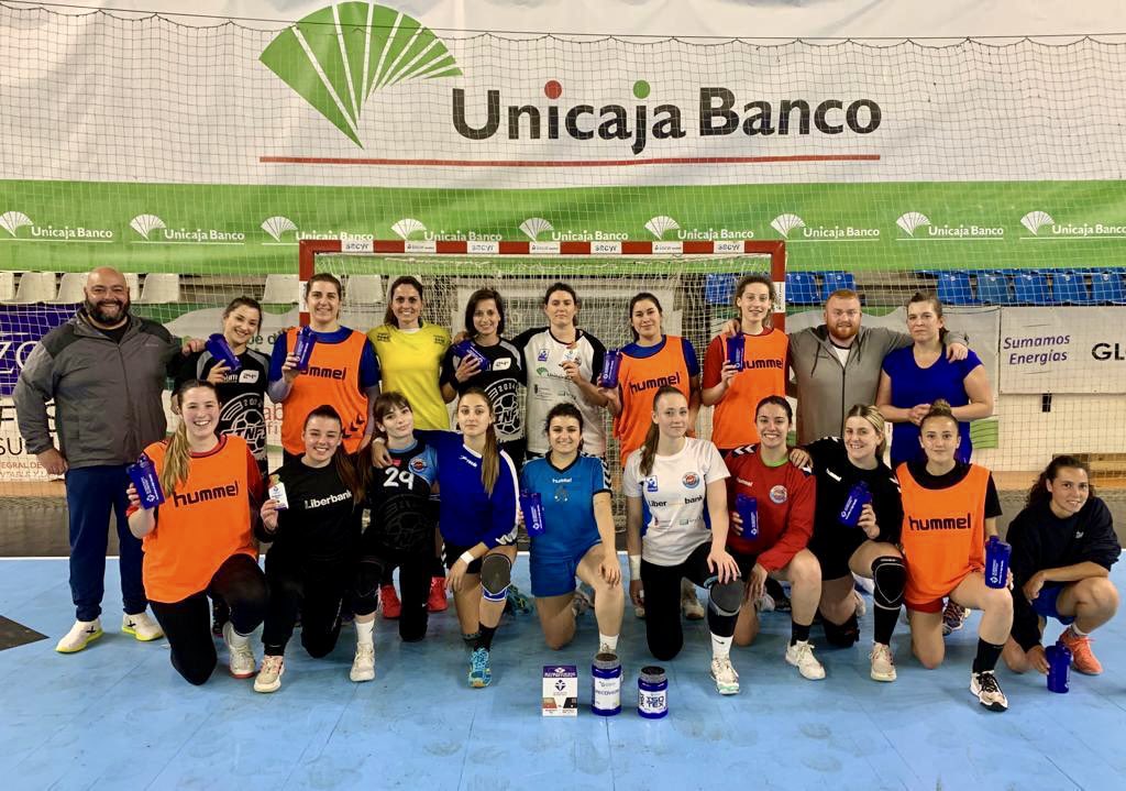 bmSinfin's tweet photo. 🚺 Nuestras chicas preparando la fase de ascenso a #DHPlataFem y, como siempre, de la mano de los suplementos de Personal Marketing Nutrition. 💪🏼

⚫️🔵 #AúpaSinfín #SeniorFemenino https://t.co/jk7NkuYSIT